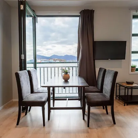 Beautiful Harbour With French Balcony Appartement Bergen