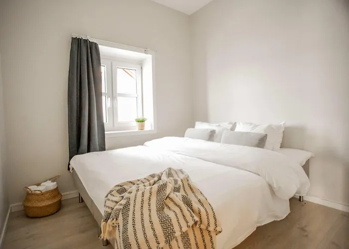 Beautiful Harbour With French Balcony ברגן